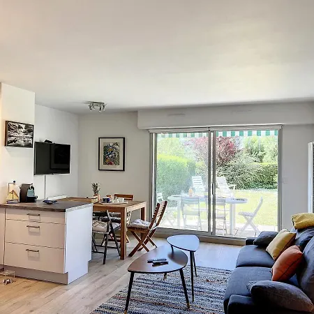 Zellie - Yourhosthelper Deauville