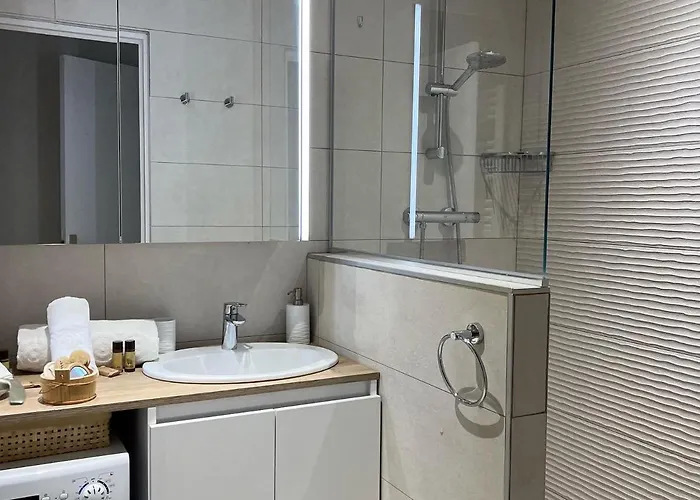 Zellie - Yourhosthelper * Deauville