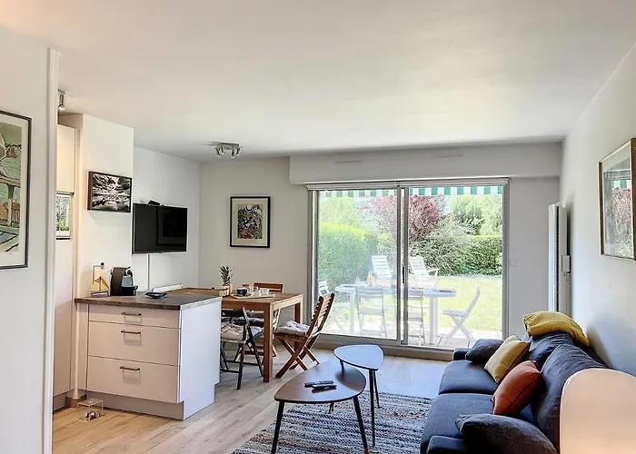 Zellie - Yourhosthelper Deauville