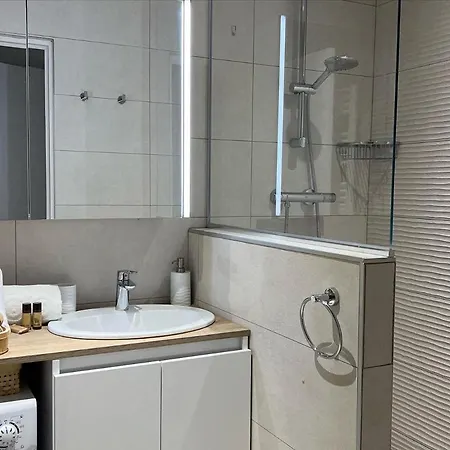 Zellie - Yourhosthelper * Deauville