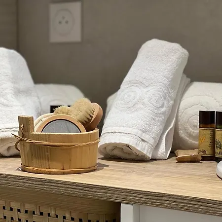 Zellie - Yourhosthelper