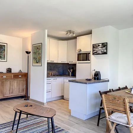 Zellie - Yourhosthelper