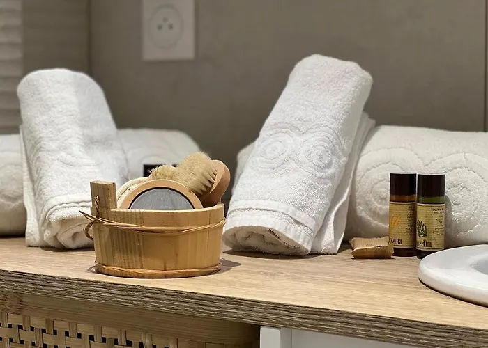 Zellie - Yourhosthelper